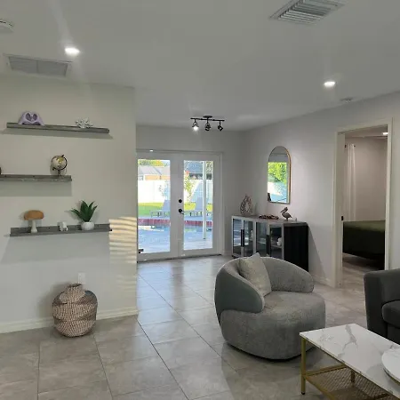 Pool House In Englewood Villa